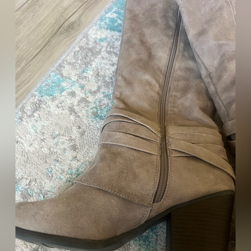 Fergalicious Knee-high boots: Sz 10 (Wide Calf) - Picture 6 of 10